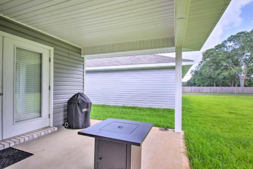 Musical Pensacola Home With Fire Pit And Grill!