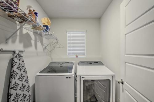 Musical Pensacola Home With Fire Pit And Grill!