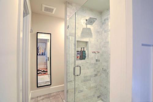 Lovely St Pete Getaway With Fireplace And Patio!