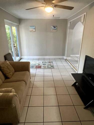 Cute Home 10 Mins To Multiple Beaches & Game Room