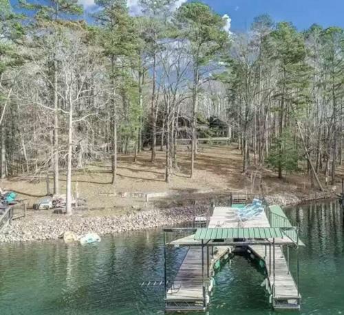 Entire Home, Waterfront Lake Lanier - Kayaks, Dock