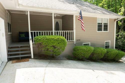 Entire Home, Waterfront Lake Lanier - Kayaks, Dock