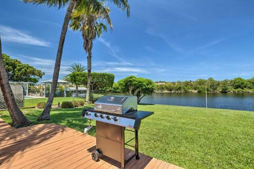 West Palm Beach Waterfront Oasis With Hot Tub!