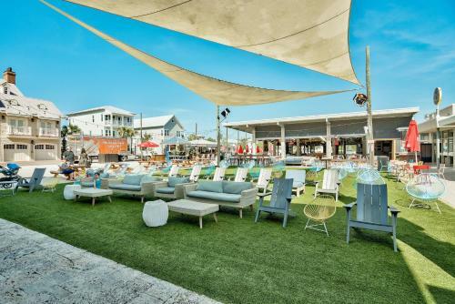 Golf Cart - Bikes - Beach Tram! Zero Entry Pool! Walk To The Hub!