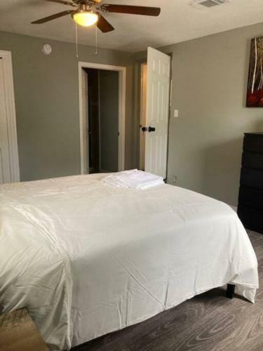 Cheerful 4-bedroom Home Close To Attractions