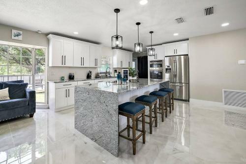 New Luxe 9 Beds~5br~pool~game Room~selfie Wall~playset