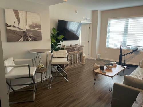 Downtown Harbour Island Oasis