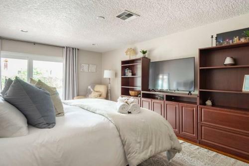 Quiet Oasis In Ideal Location-private Pool &arcade