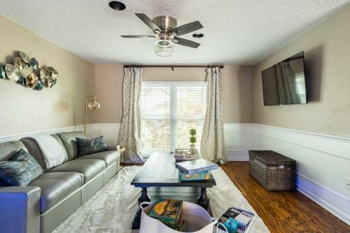 Quiet Oasis In Ideal Location-private Pool &arcade