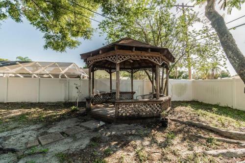 A Homely & Modern Home With Gazebo And Bbq.