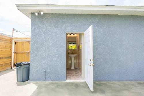 Beautiful House, Walking Distance To Stadium