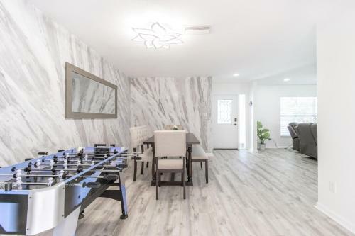 Paradise Pool Waterfront 3 Bedroom Home Ace Location Centrally Located