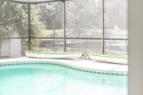 Paradise Pool Waterfront 3 Bedroom Home Ace Location Centrally Located