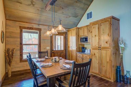 New/luxurious Cabin W/ Hot Tub, Arcade, Fire Pit