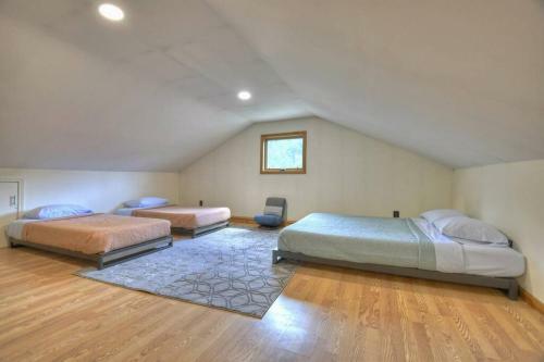 *creek Front* With Hottub, Fire Pits, Billiards, Ev Charger