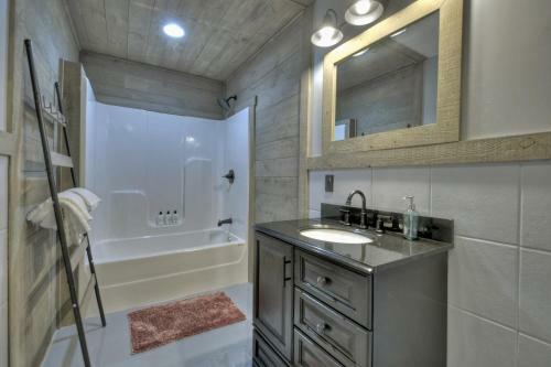 *creek Front* With Hottub, Fire Pits, Billiards, Ev Charger