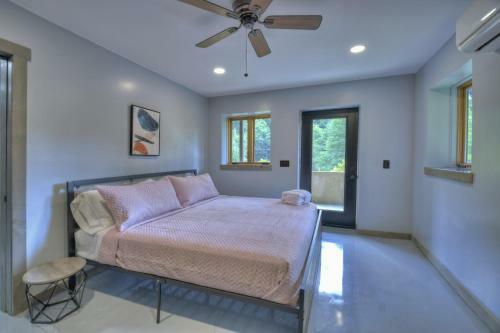 *creek Front* With Hottub, Fire Pits, Billiards, Ev Charger
