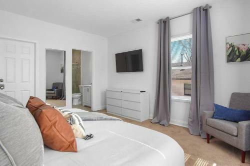 Charming 3br Bungalow W/ Deck Mins To Downtown