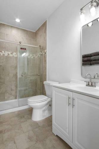 Charming 3br Bungalow W/ Deck Mins To Downtown