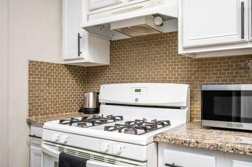 Downtown Atl Condo W Pool King Bed Lm1k2t
