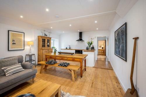 Spacious & Stylish Stonehous