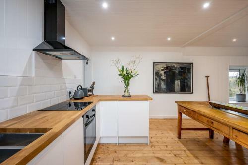 Spacious & Stylish Stonehous