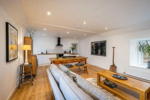 Spacious & Stylish Stonehous