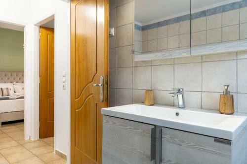Modern And Spacious Apartment In Souda