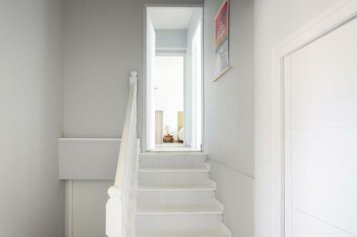 Bright 180 M With Garden-terrace And Pool
