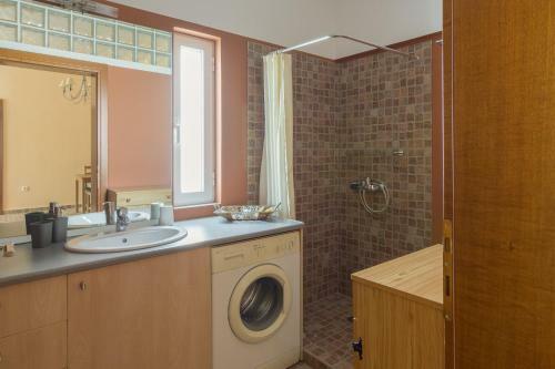 Bright And Spacious Apartment In Varkiza