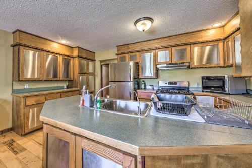 Spacious Ruidoso Home - Walk To Golf Course!