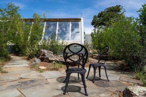 Earthship Retreat + 2 Spas + Incredible Views.