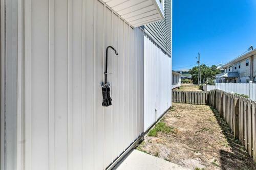 Convenient Kure Beach Townhome With Fire Pit!
