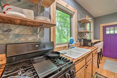 Darling 30-acre Cabin With Fire Pit And Balcony!