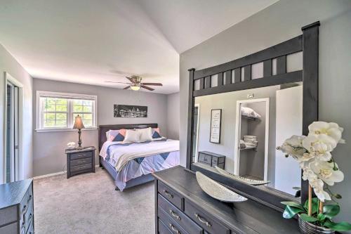 Evolve Airy Central Getaway With Porch And Backyard!
