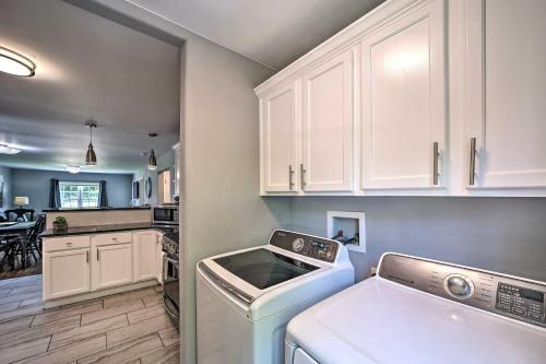Evolve Airy Central Getaway With Porch And Backyard!