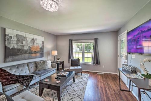 Evolve Airy Central Getaway With Porch And Backyard!