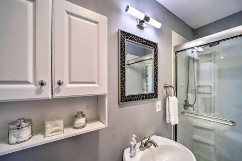Evolve Airy Central Getaway With Porch And Backyard!