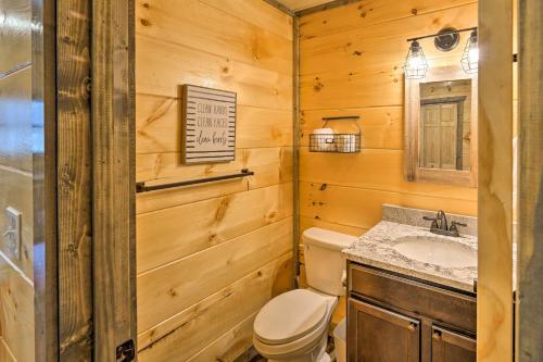 Sevierville Home With Deck - Hike, Dine, Relax!