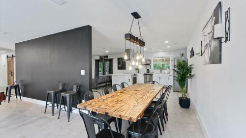 Dove Creek Casa *sleeps 14*