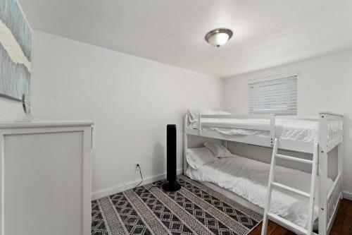 Entire House, 5 Minutes From Downtown