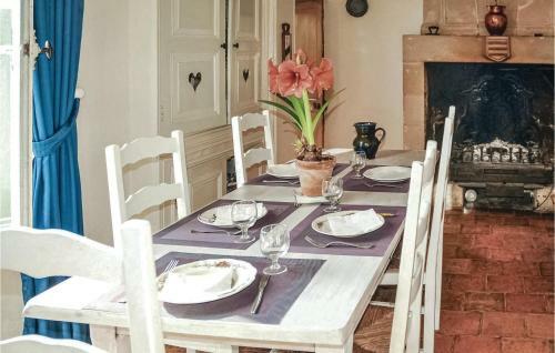 Beautiful Home In Mouterre-silly With Wifi And 3 Bedrooms