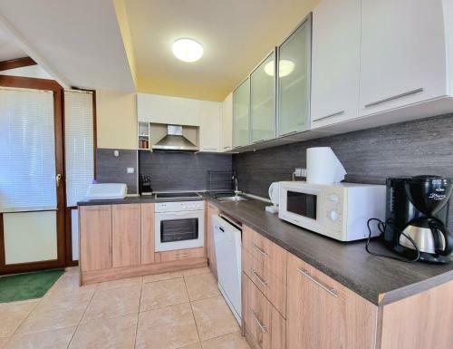Sunny View - Seaside Apartment With Garage