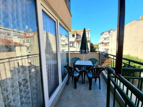 Sunny View - Seaside Apartment With Garage
