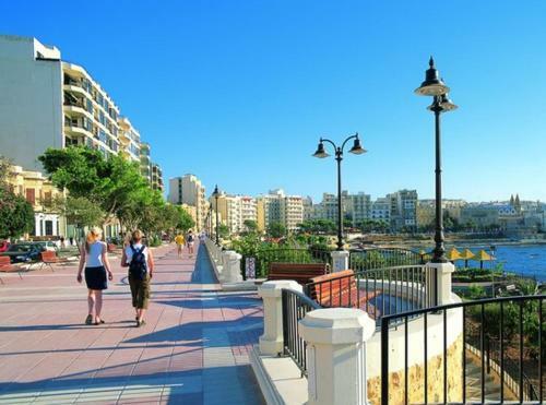Splendid 2br Apartment, Steps To St Georges Bay