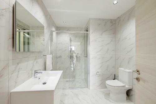 Splendid 2br Apartment, Steps To St Georges Bay