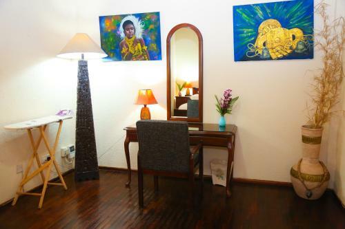 Coconut Grove Regency Hotel