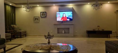 Spacious Executive Luxury Apartment With Balcony