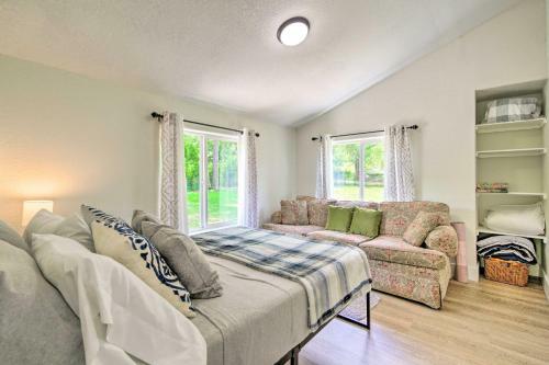 Bright Home With Fire Pit, Near Back 40 Trail!
