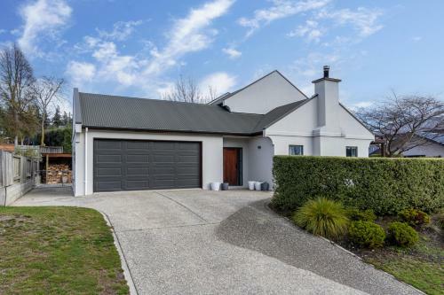 Kokomea House - Wanaka Holiday Home